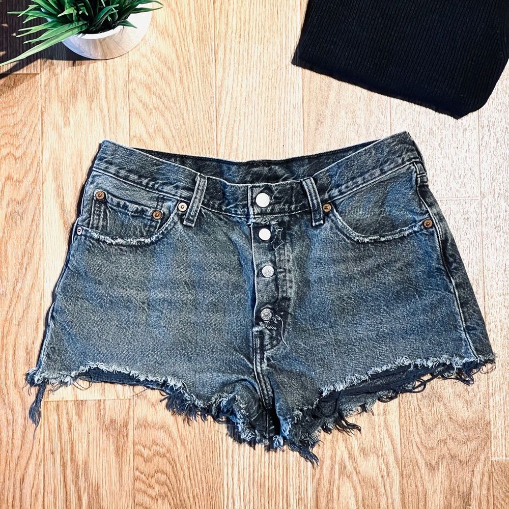 Levi’s 501 Button Fly Cut Off Denim Shorts Sz 30